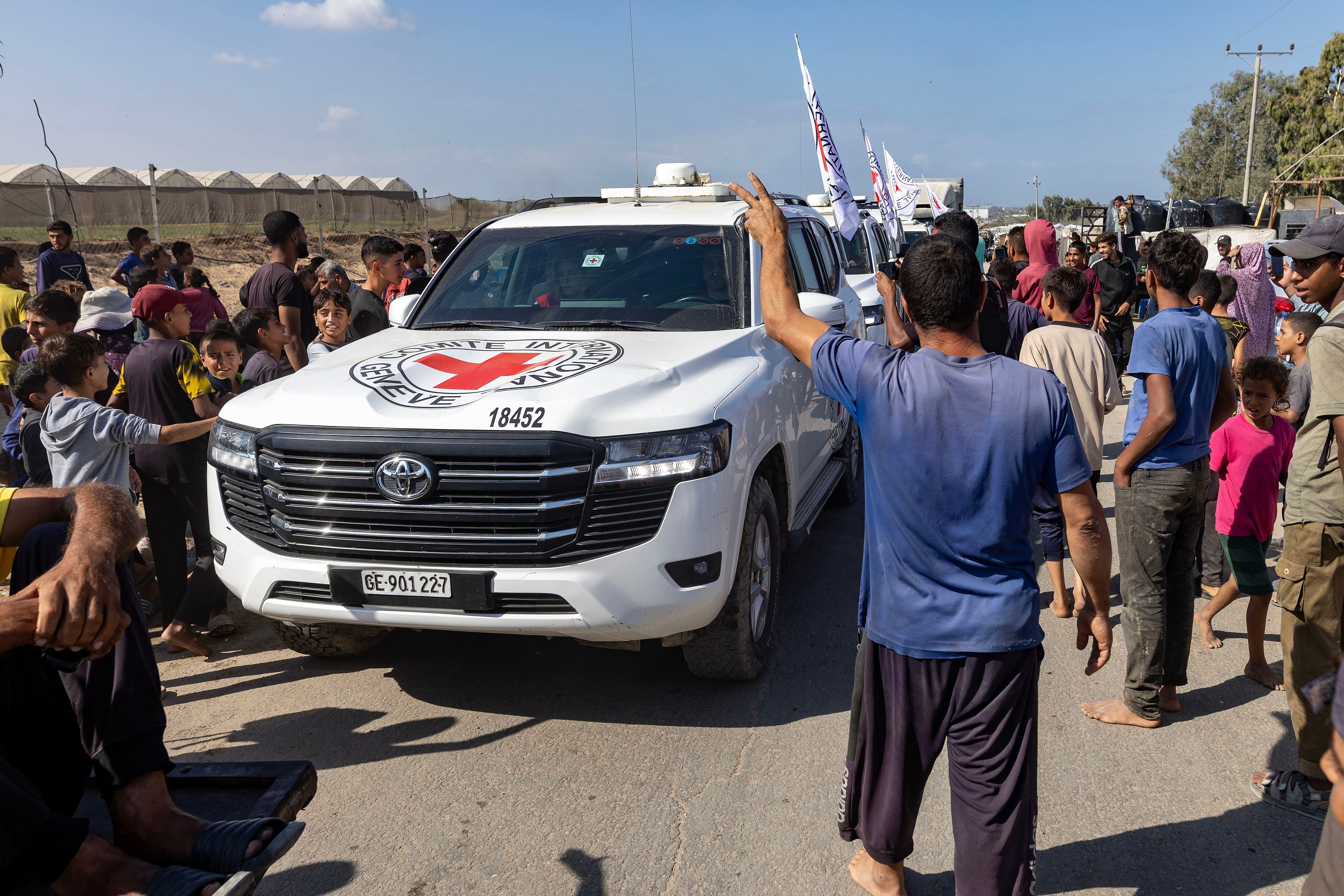 Vehículos de la Cruz Roja transportaron los cuerpos de rehenes israelíes entregados por Hamas en el sur de Deir el-Balah