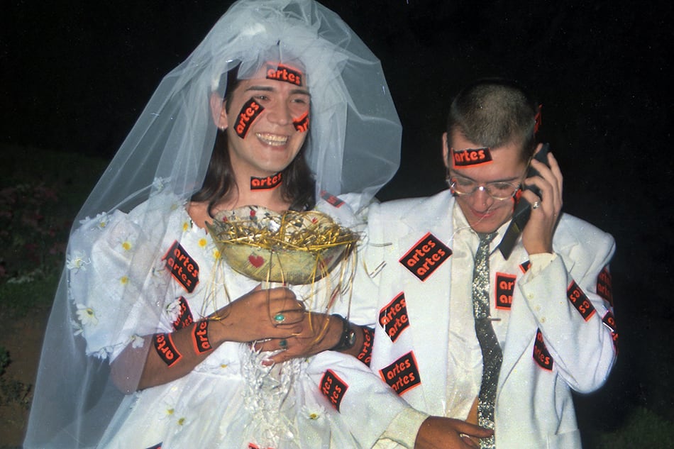 Casamiento con el arte: R. Bulacio y Sergio Gatica. Foto de Marga Fuentes de la performance "Mucha Karakatanga en la koctelera" en el Parque 9 de Julio. Tucumán. 1995. 
