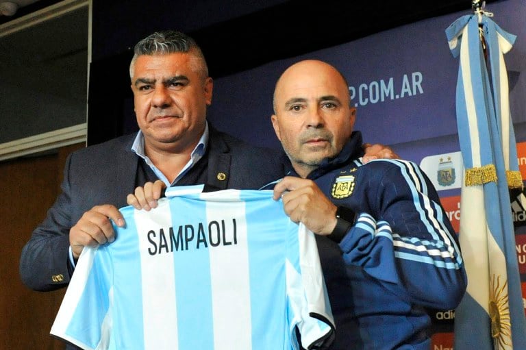 Sampaoli junto a Tapia, al inicio de un nuevo proceso en la Selección.