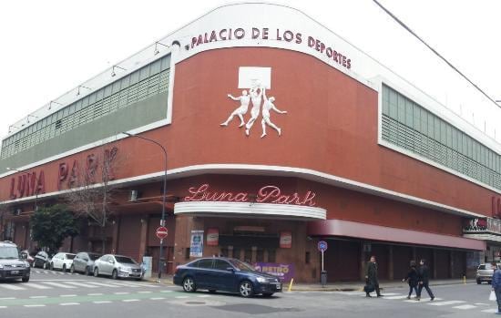 El mítico estadio Luna Park, en Corrientes y Bouchard, podría ser vendido y demolido.