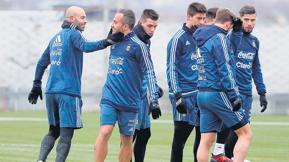 Javier Mascherano, defensor y subcapitán del seleccionado argentino de fútbol, con sus compañeros de equipo en Moscú.