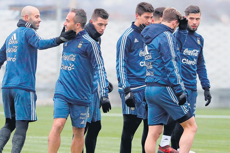 Javier Mascherano, defensor y subcapitán del seleccionado argentino de fútbol, con sus compañeros de equipo en Moscú.
