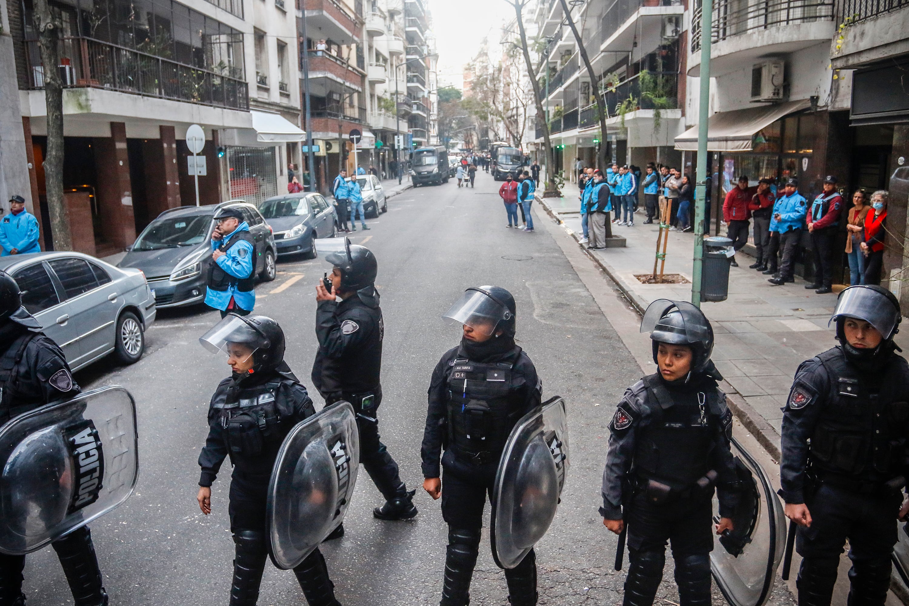 La Policía de la Ciudad apostada alrededor de la casa de Cristina Kirchner.