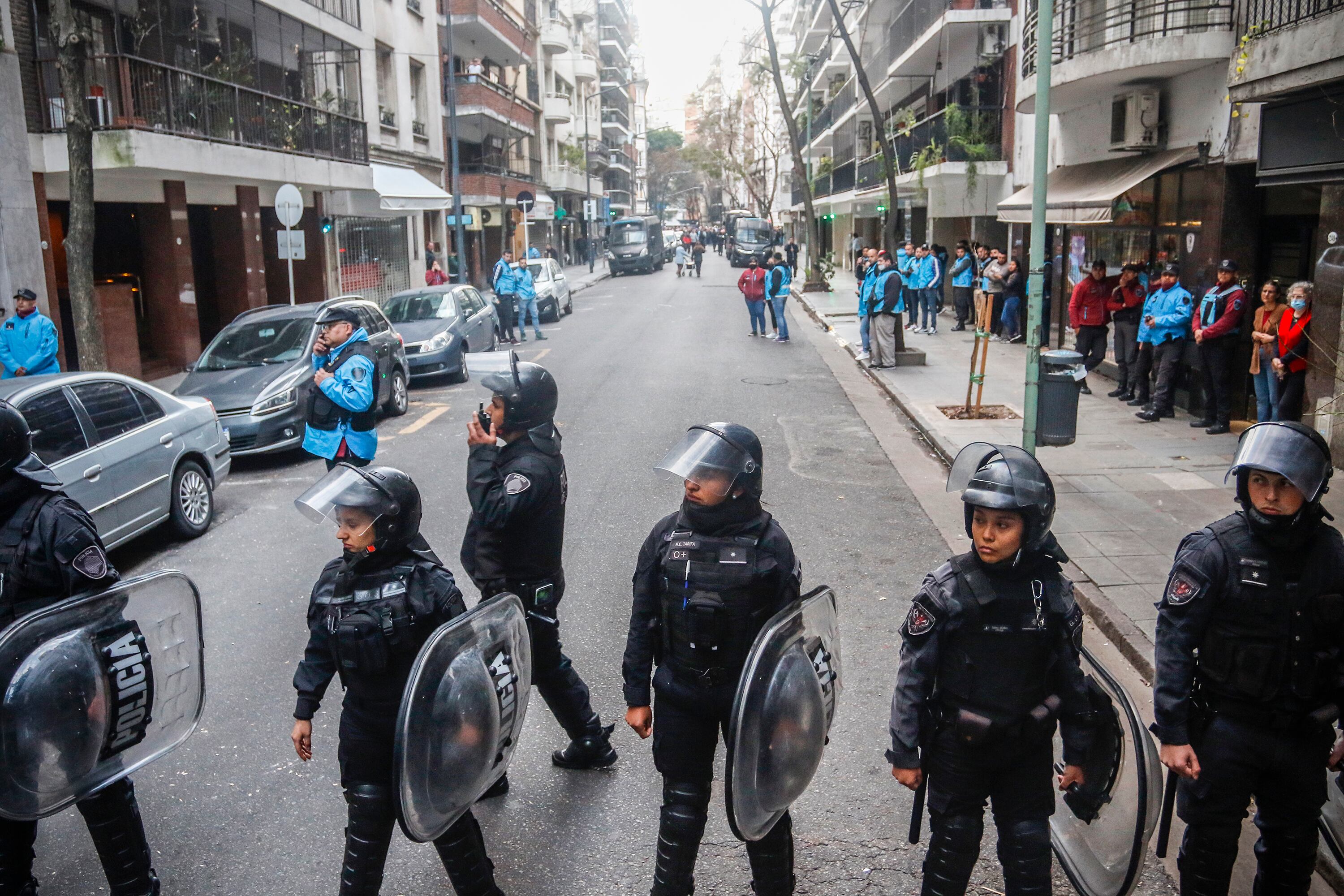 La Policía de la Ciudad apostada alrededor de la casa de Cristina Kirchner.