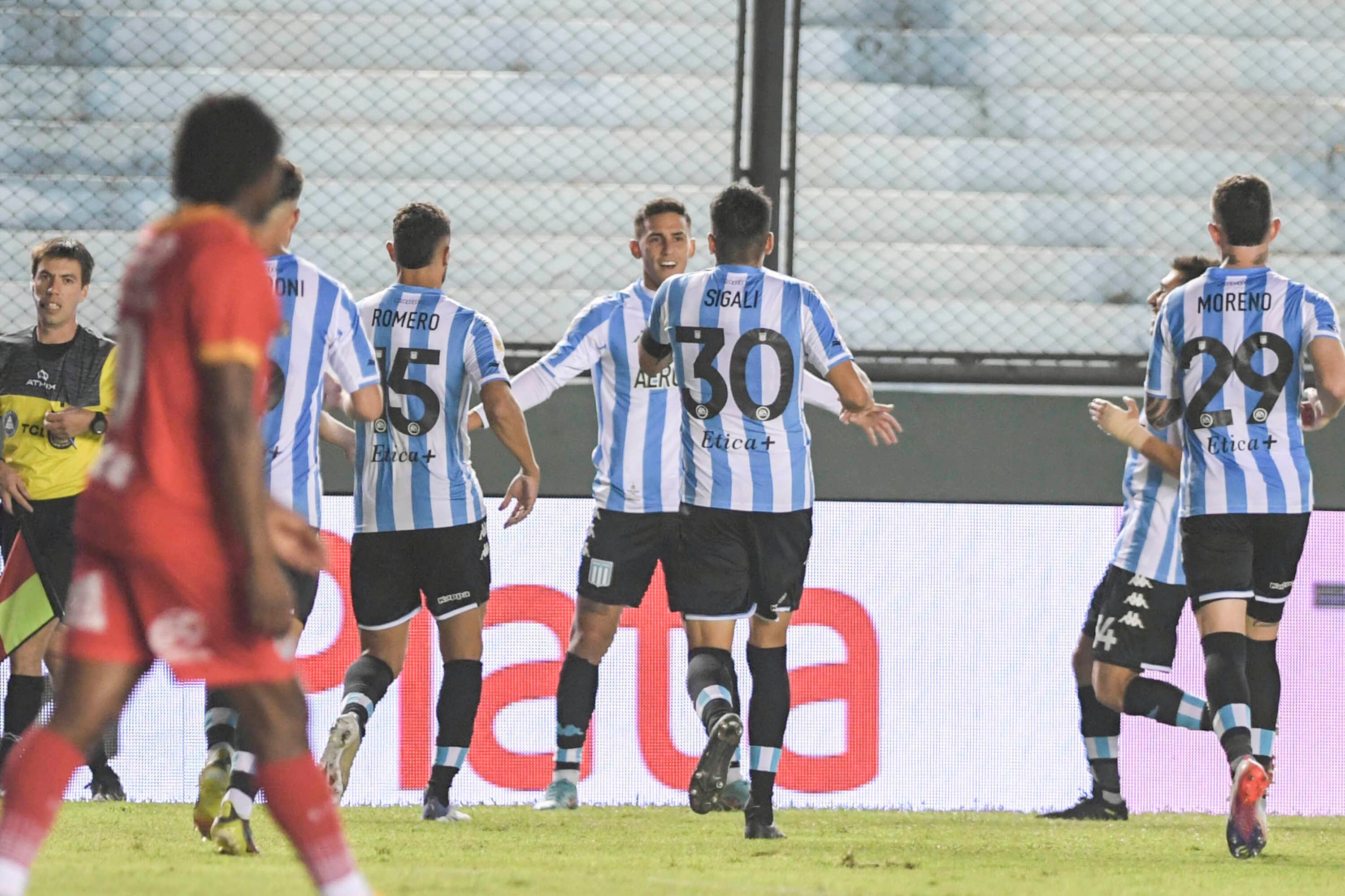 Tras otro golazo, el tercero de Racing, Rojas aguarda el abrazo de sus compañeros