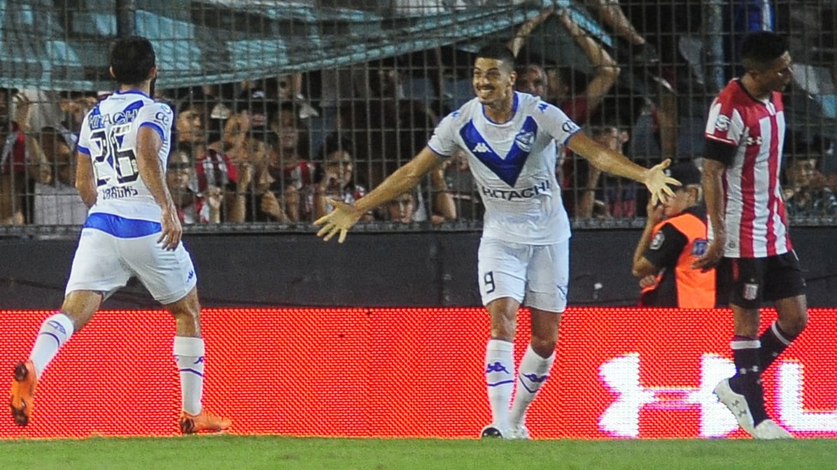 Salinas festeja con Vargas. Vélez le ganó 2-1 a Estudiantes.