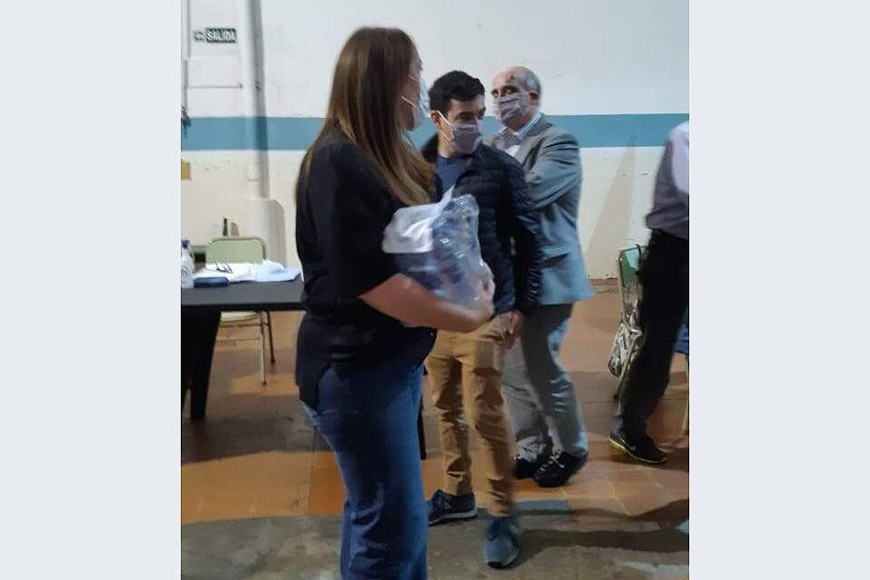 La candidata Vidal repartiendo botellas de agua en colegios de CABA