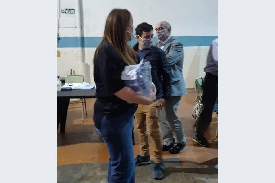 La candidata Vidal repartiendo botellas de agua en colegios de CABA