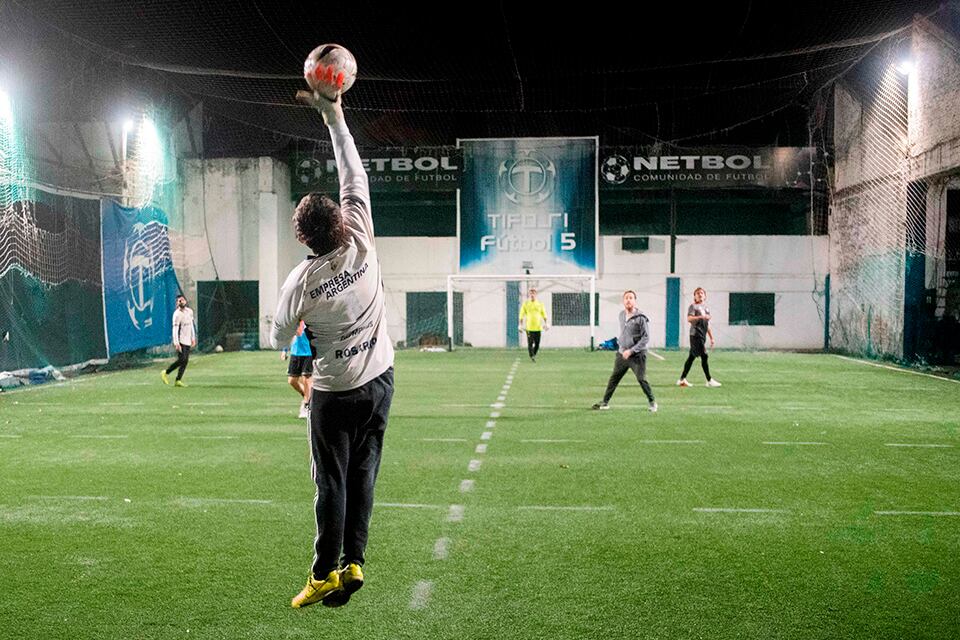 Vuelve el fútbol 5 pero sin "extras" ni vestuarios.