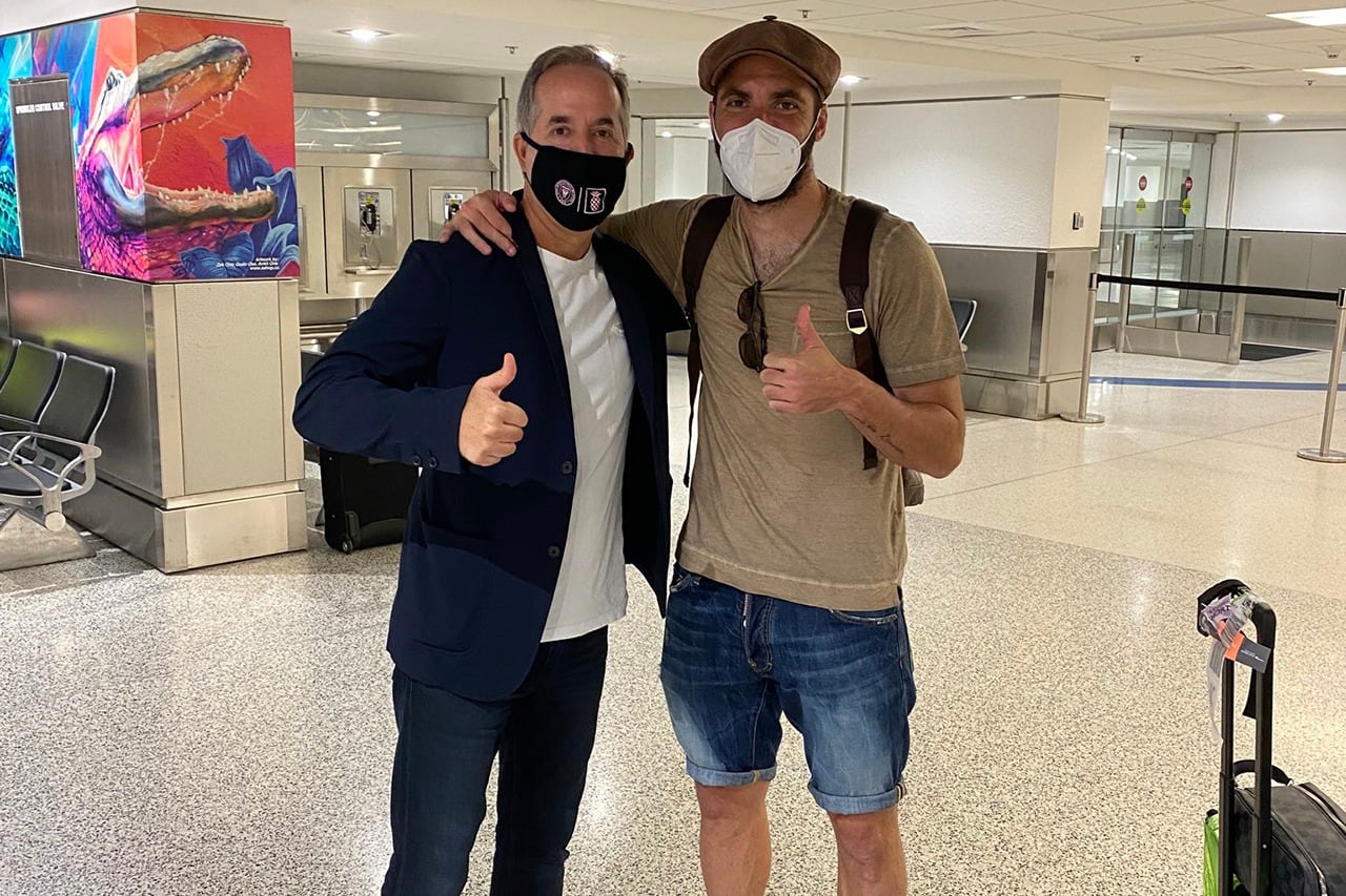 De barbijos y boinas. Jorge Mas junto a Higuaín en Miami.