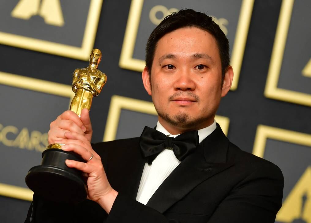 Ryusuke Hamaguchi anoche en el Dolby Theatre con su estatuilla. 