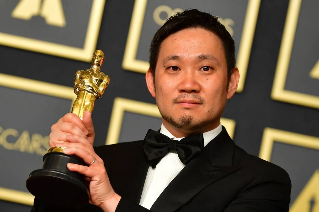 Ryusuke Hamaguchi anoche en el Dolby Theatre con su estatuilla.