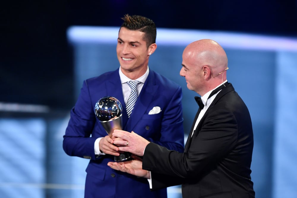 El presidente de la FIFA, Gianni Infantino, entregó el premio al mejor jugador.