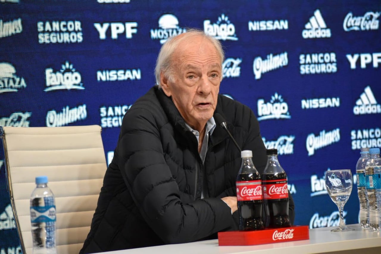 El Flaco Menotti, el fútbol a flor de piel con sus 84 años.