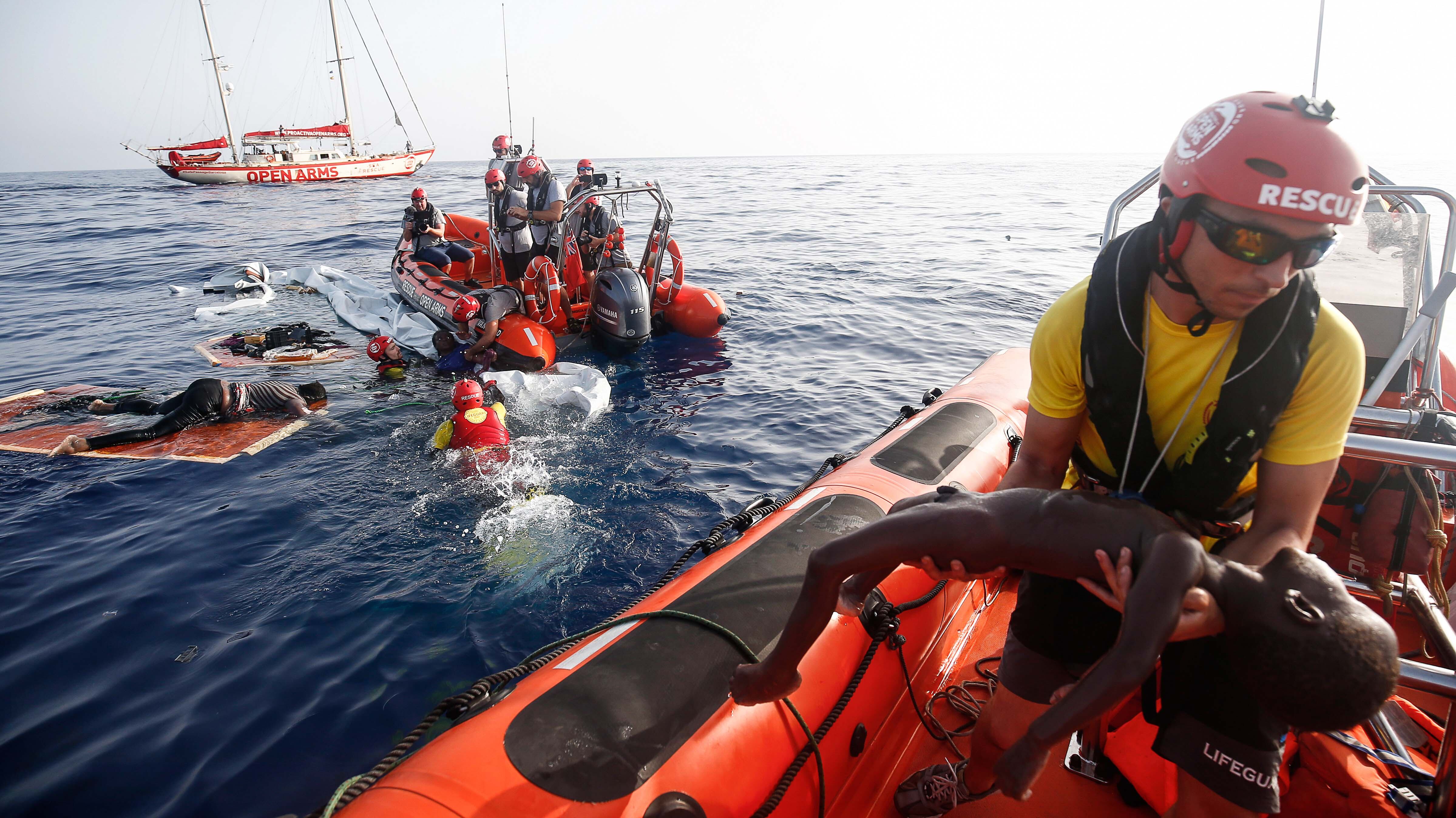 Una ONG humanitaria española encontró los cadáveres de una mujer y un niño.