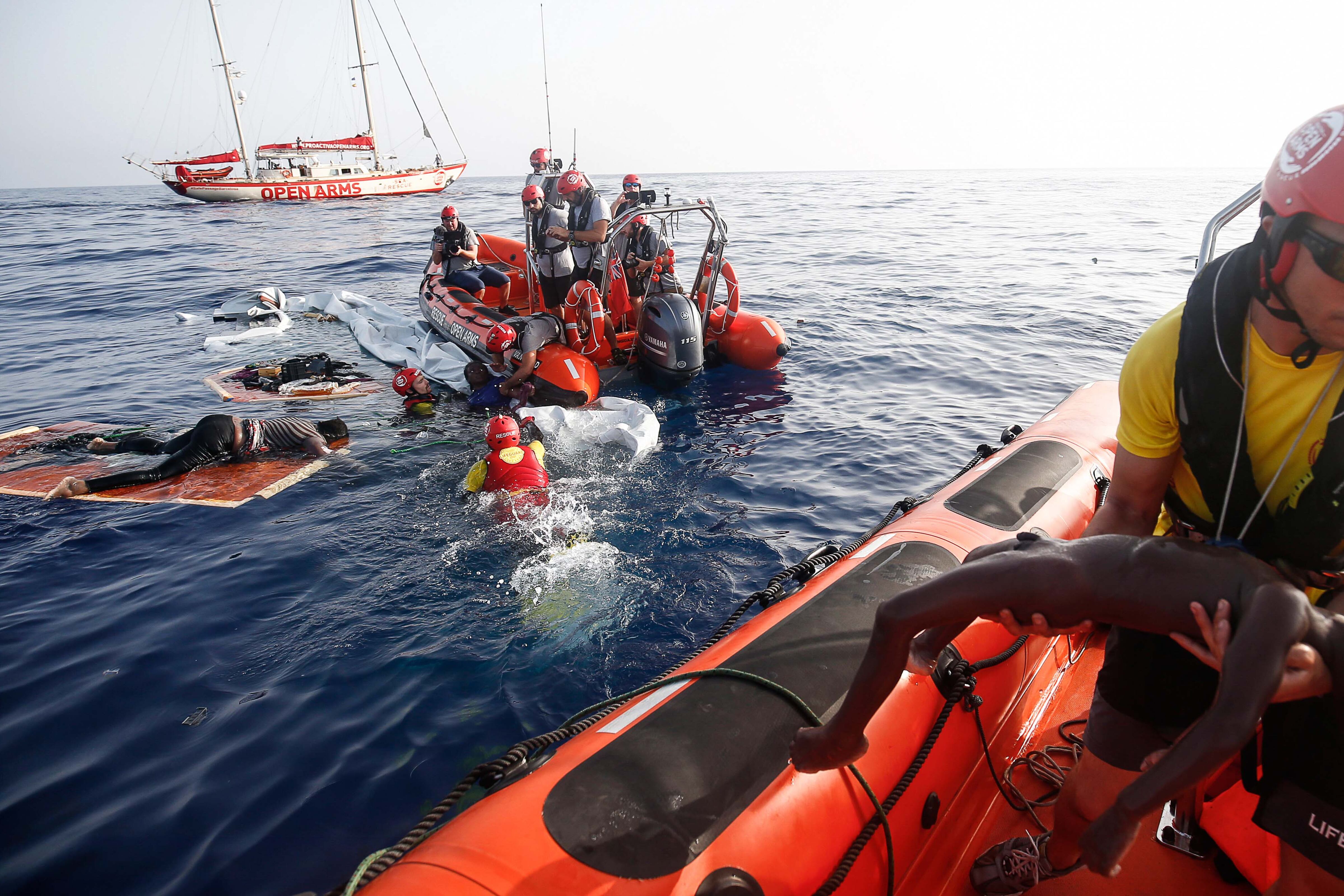Una ONG humanitaria española encontró los cadáveres de una mujer y un niño.