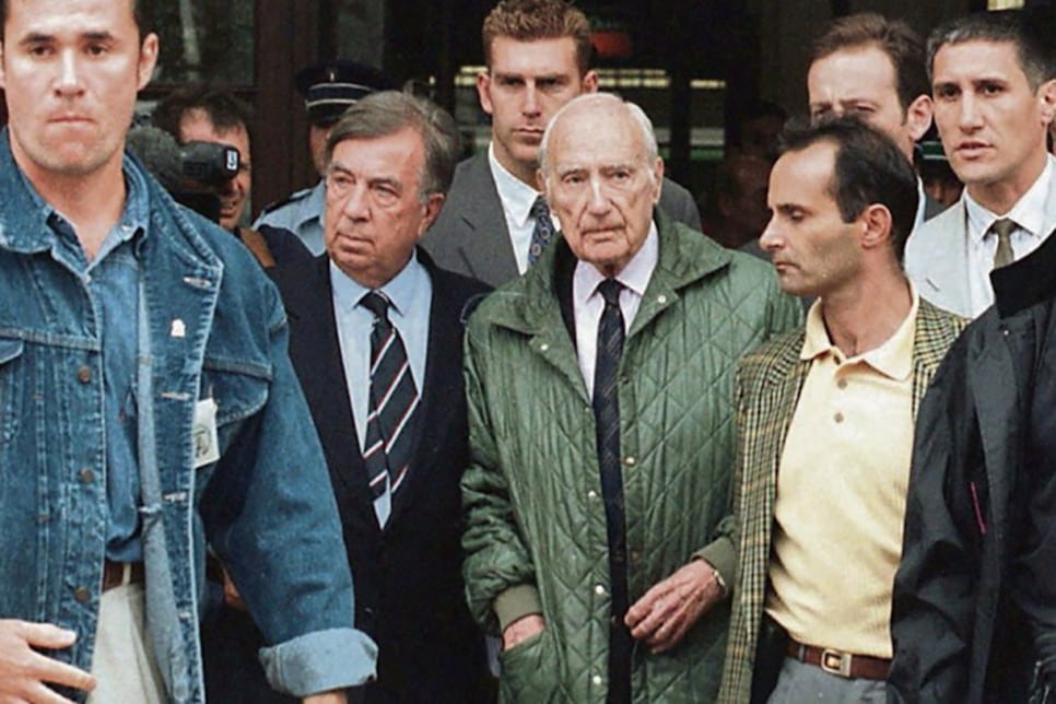 Maurice Papon (centro) en una imagen de 1997, cuando estaba siendo juzgado en Francia.