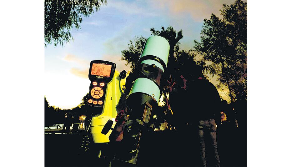 Telescopio apuntado hacia la luna: todo listo para comenzar la observación celeste.