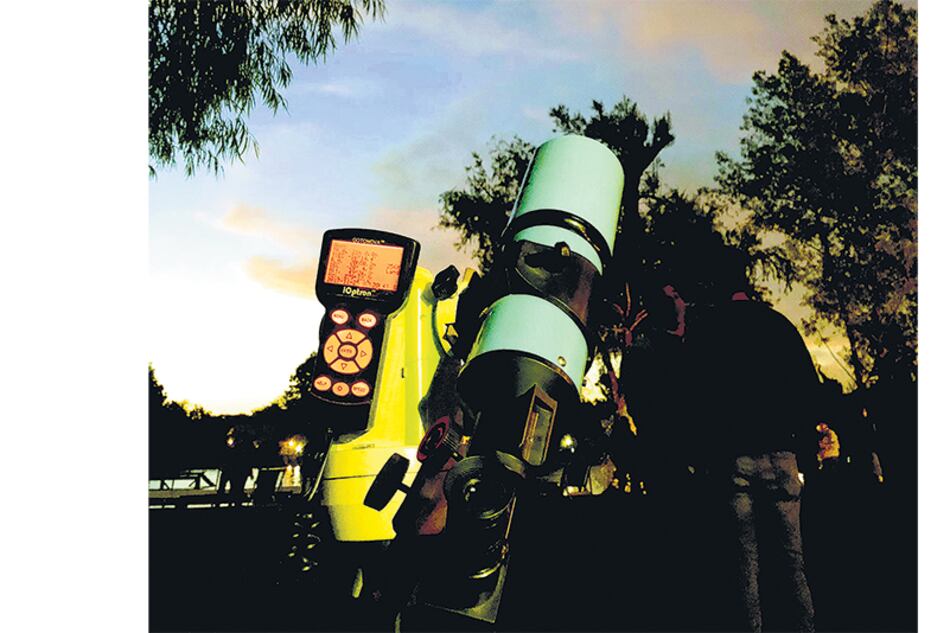 Telescopio apuntado hacia la luna: todo listo para comenzar la observación celeste.