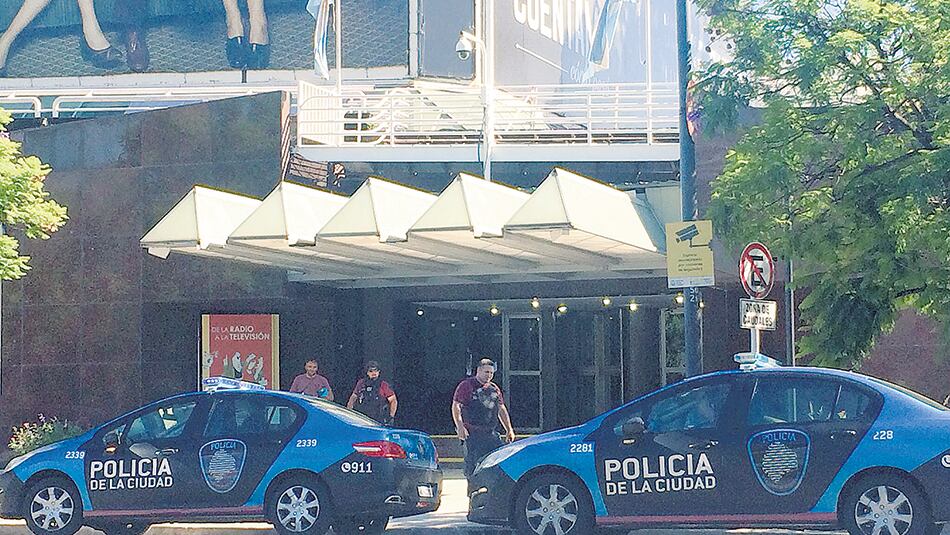 Los móviles policiales en la entrada de la TV Pública.