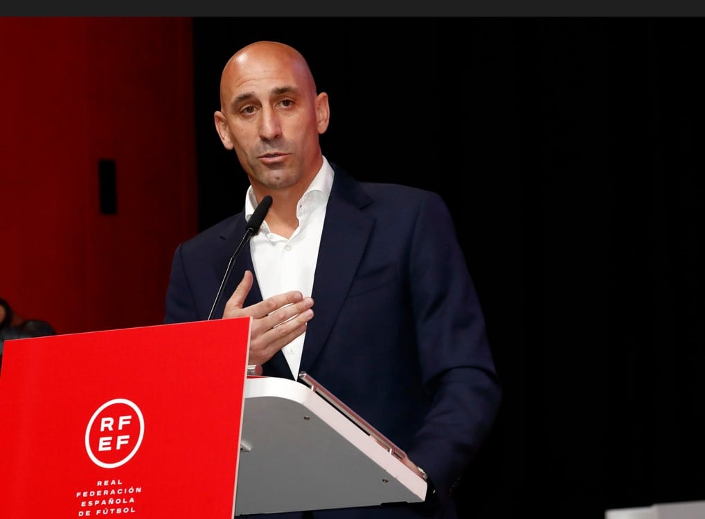 Luis Rubiales defiende el beso a la jugadora Jenni Hermoso