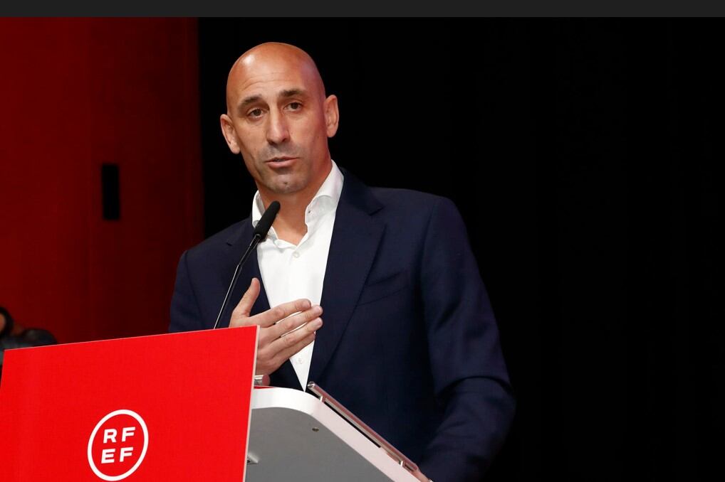 Luis Rubiales defiende el beso a la jugadora Jenni Hermoso