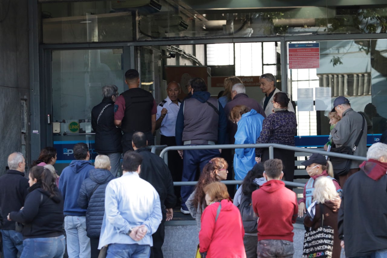 Las colas en muchas entidades fueron de entre 5 y 10 cuadras. 