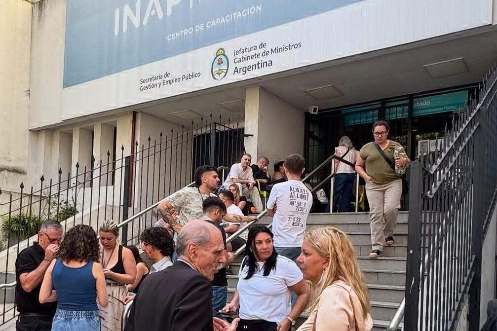 La fila de estatales en la puerta del edificio del SINAP, antes de rendir. 
