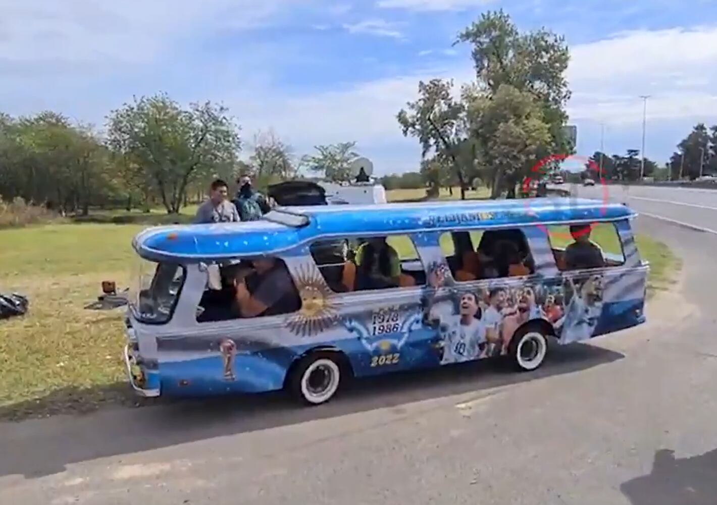 La "mini-Scaloneta" que llegó el miércoles al predio de la AFA en Ezeiza. (Foto: captura de TV)