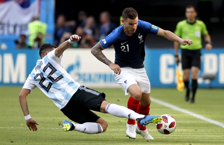 Miles de hinchas argentinos llegaron a Kazán para el choque de octavos de final.
