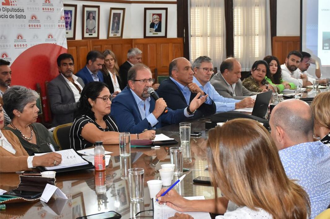 Hucena, Camacho (micrófono en mano), Dib Ashur, Amat y Villada.