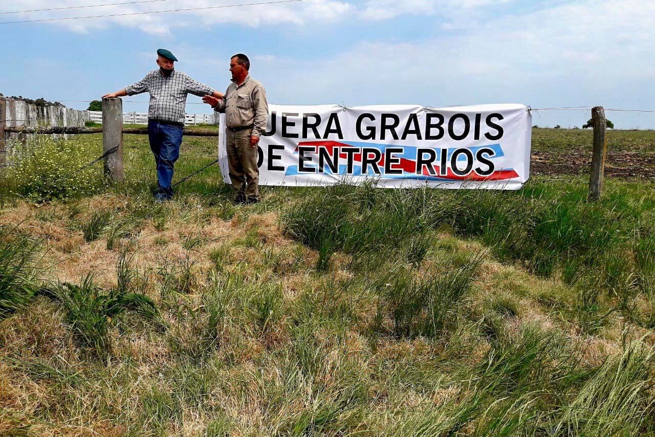 Etchevehere y su gente presionan para forzar un desalogo de la estancia.