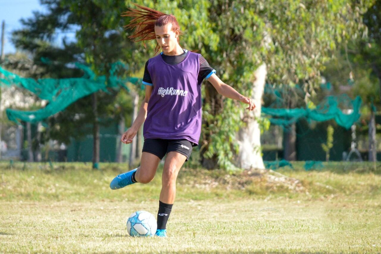 Mara y la pelota, una historia de romper barreras.