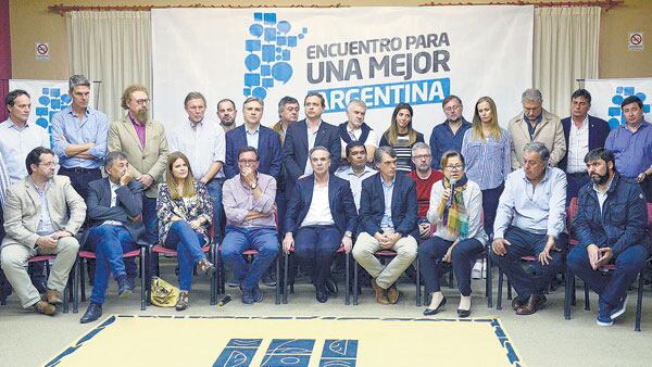 Los dirigentes que participaron del Encuentro para una Mejor Argentina, donde no hubo público.