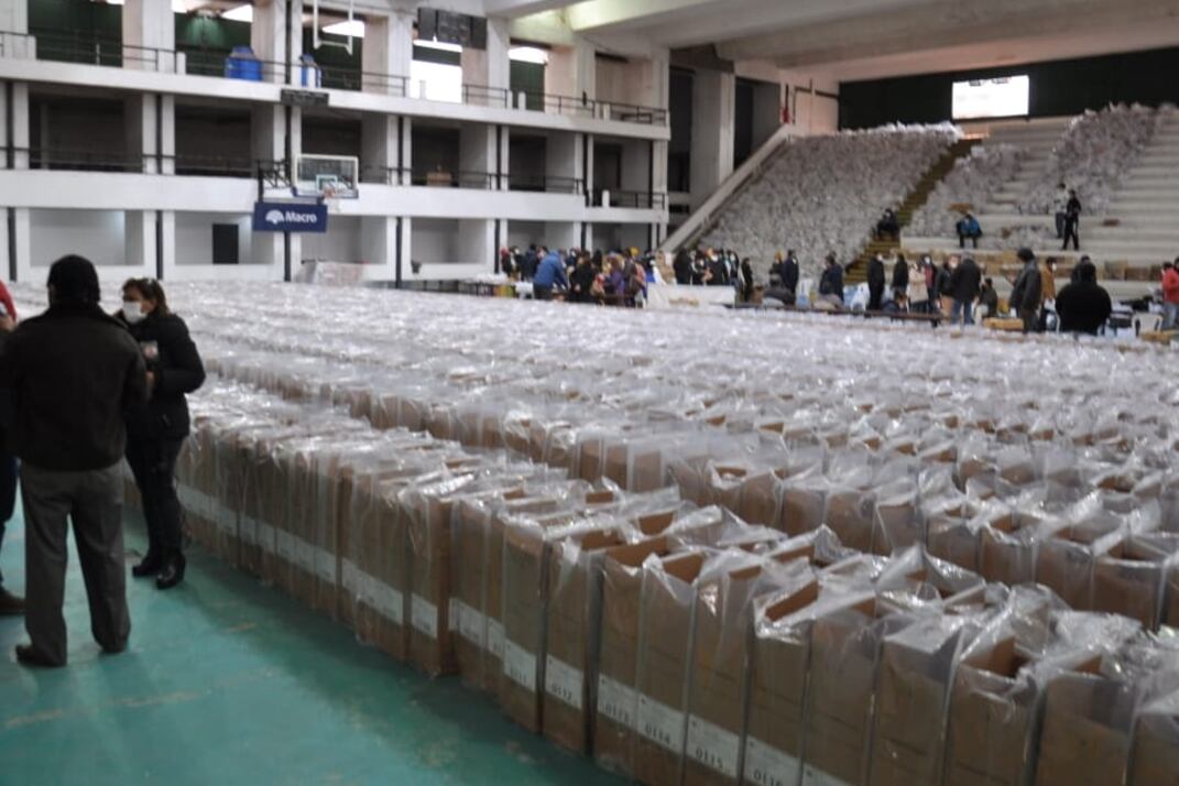 El estadio de la Federación de Básquet operó como centro de distribución de urnas y hoy será el centro de cómputos.