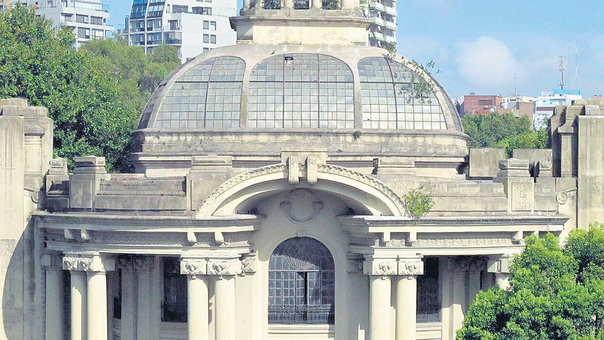 El pabellón de Colombo en su estado actual y, en el dibujo, como era antes.