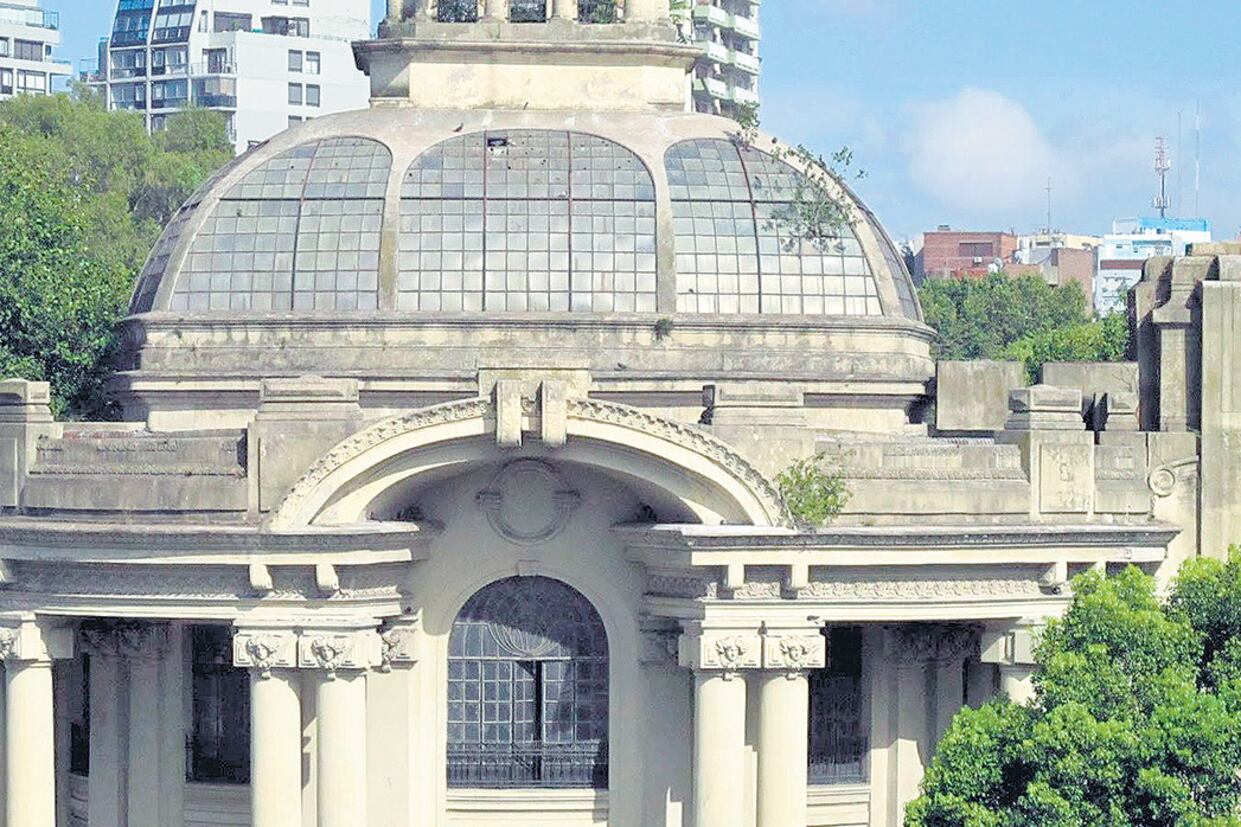 El pabellón de Colombo en su estado actual y, en el dibujo, como era antes.