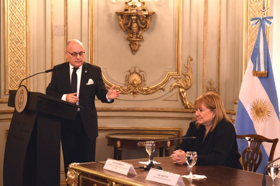 El canciller Faurie y la ex canciller Malcorra, presidenta de la la Conferencia Ministerial de la OMC.