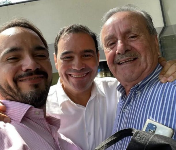 El gobernador Gustavo Valdés, junto a su hermano Juan Pablo y a su padre, Manuel Valdés. 