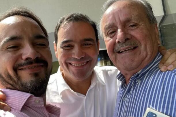 El gobernador Gustavo Valdés, junto a su hermano Juan Pablo y a su padre, Manuel Valdés.