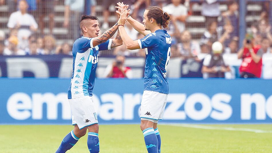 Ricardo Centurión y Lucas Orban se saludan después de que el volante pusiera el 1-0 para la Academia.