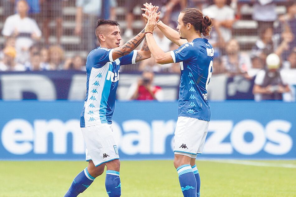 Ricardo Centurión y Lucas Orban se saludan después de que el volante pusiera el 1-0 para la Academia.