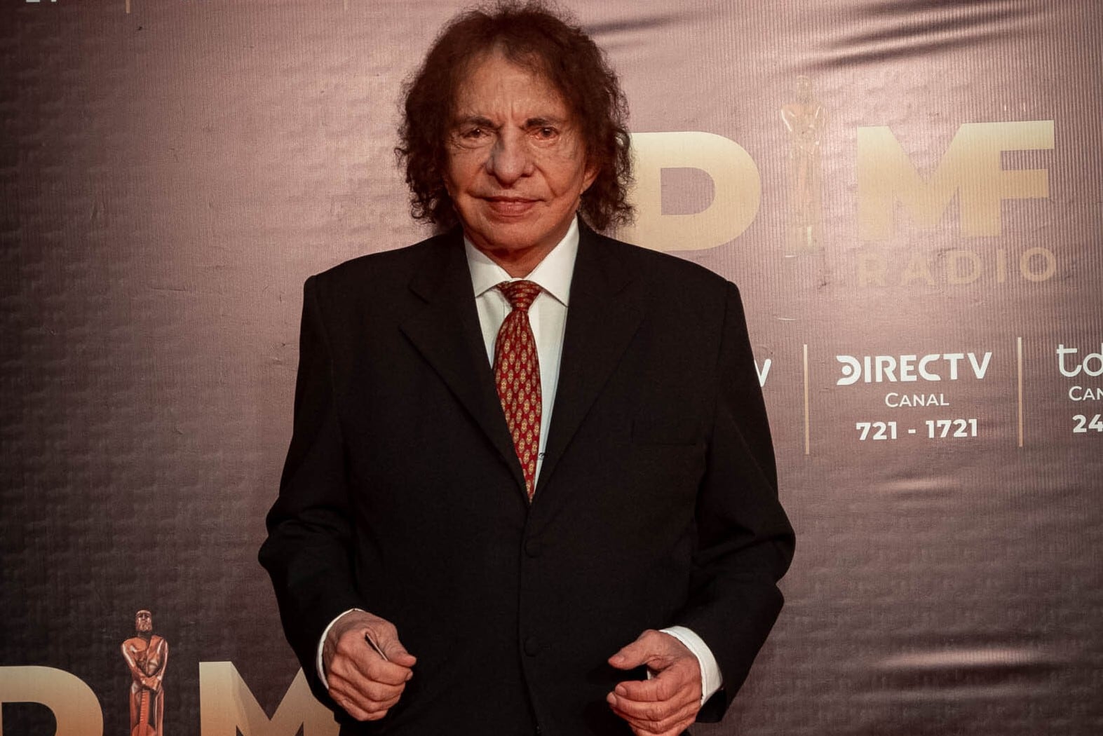 Alejandro Dolina, feliz con uno de sus premios (Foto: Benitez Santiago/AFS).