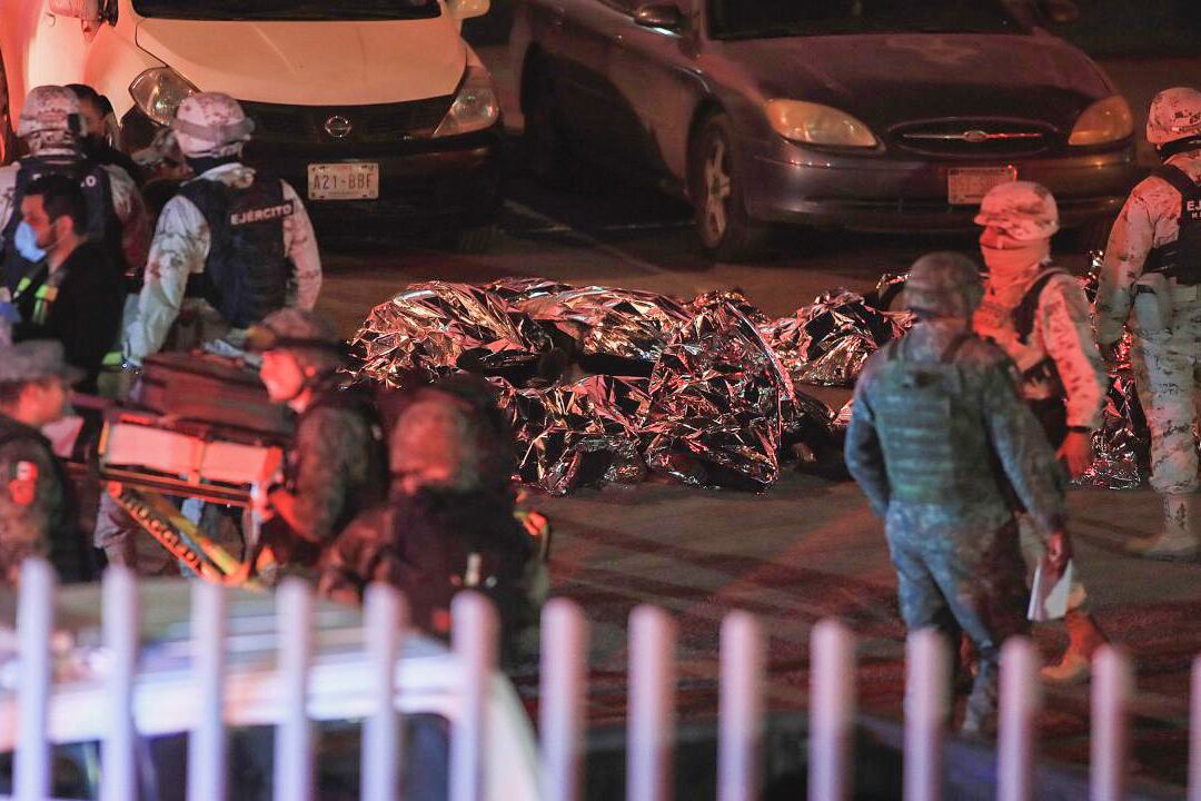 Bolsas con cuerpos en el centro de detención de migrantes despúes del incendio.