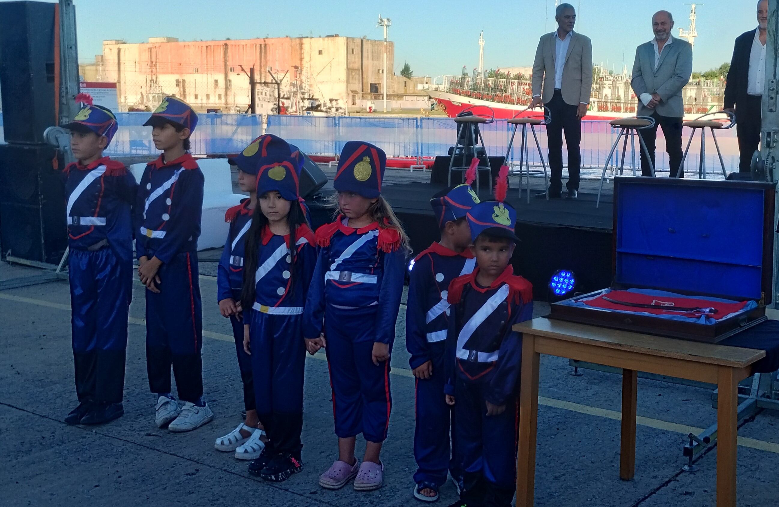 Grandes y chicos celebraron llegada del sable corvo de San Martín al muelle platense. 
