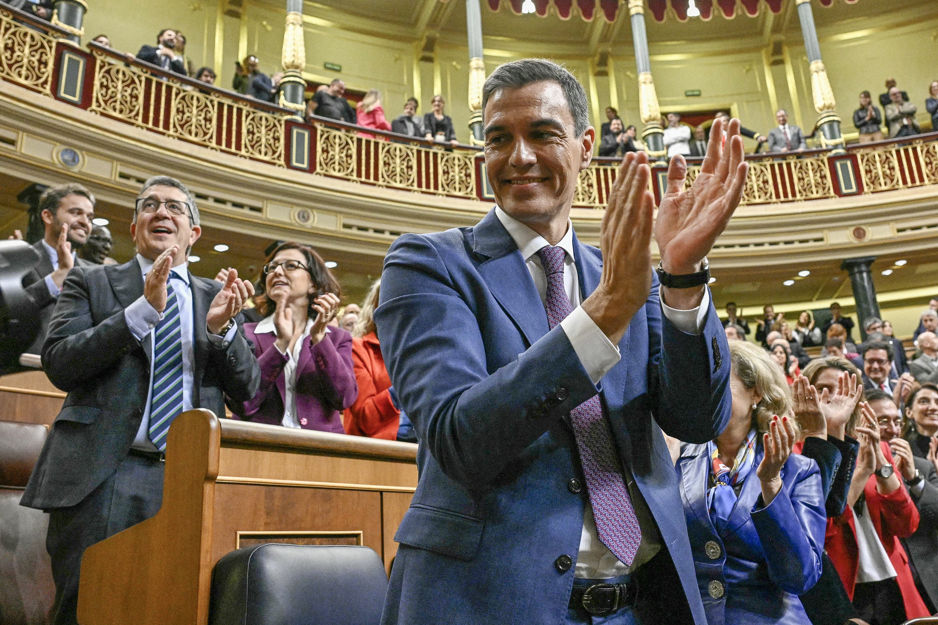El español Pedro Sánchez consiguió su investidura y seguirá como primer ministro.