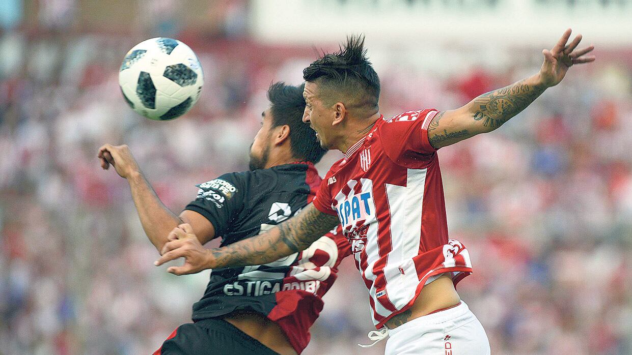 Estigarribia salta a cabecear delante de Martínez.