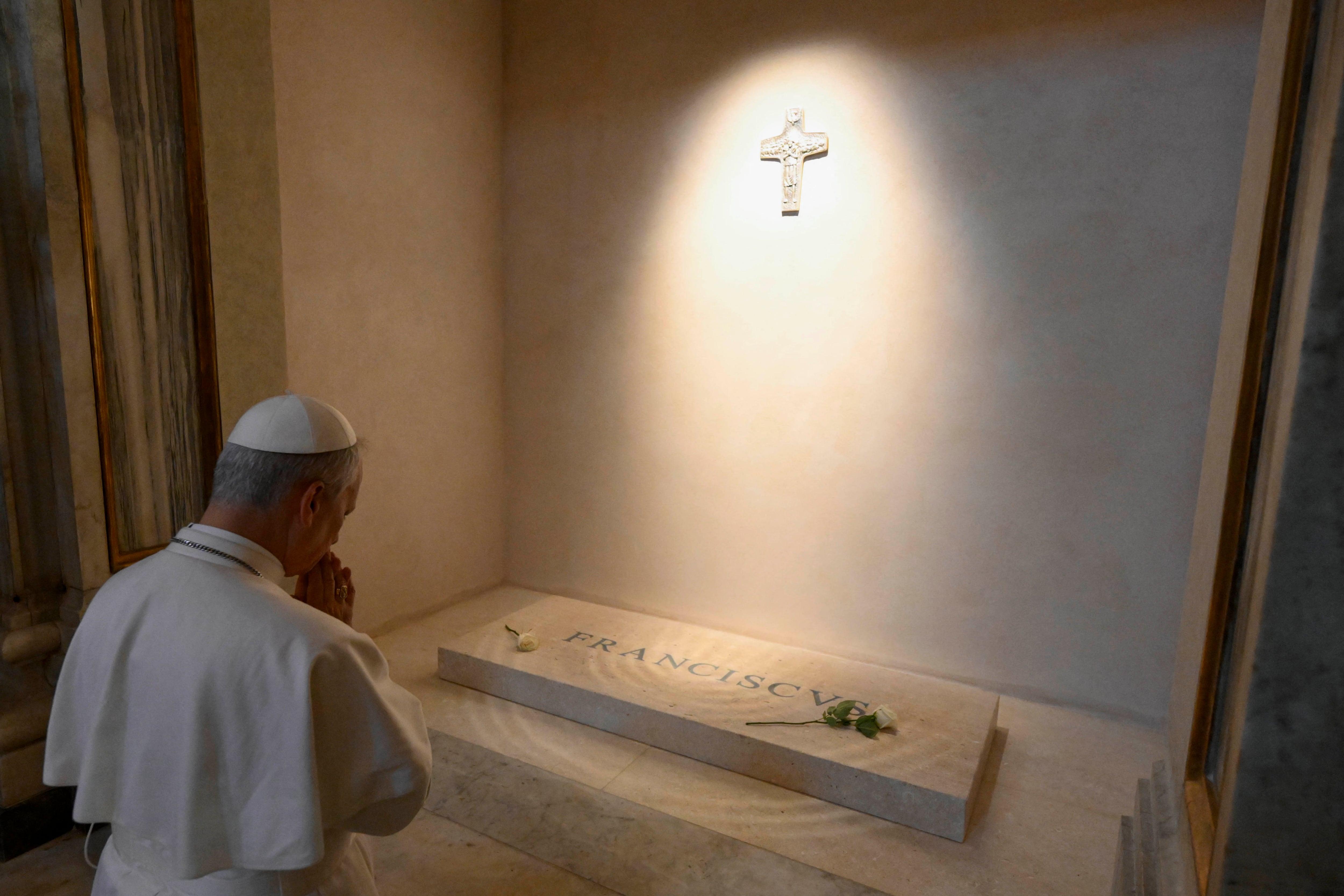 Robert Prevost, orando donde descansan los restos de Jorge Bergoglio