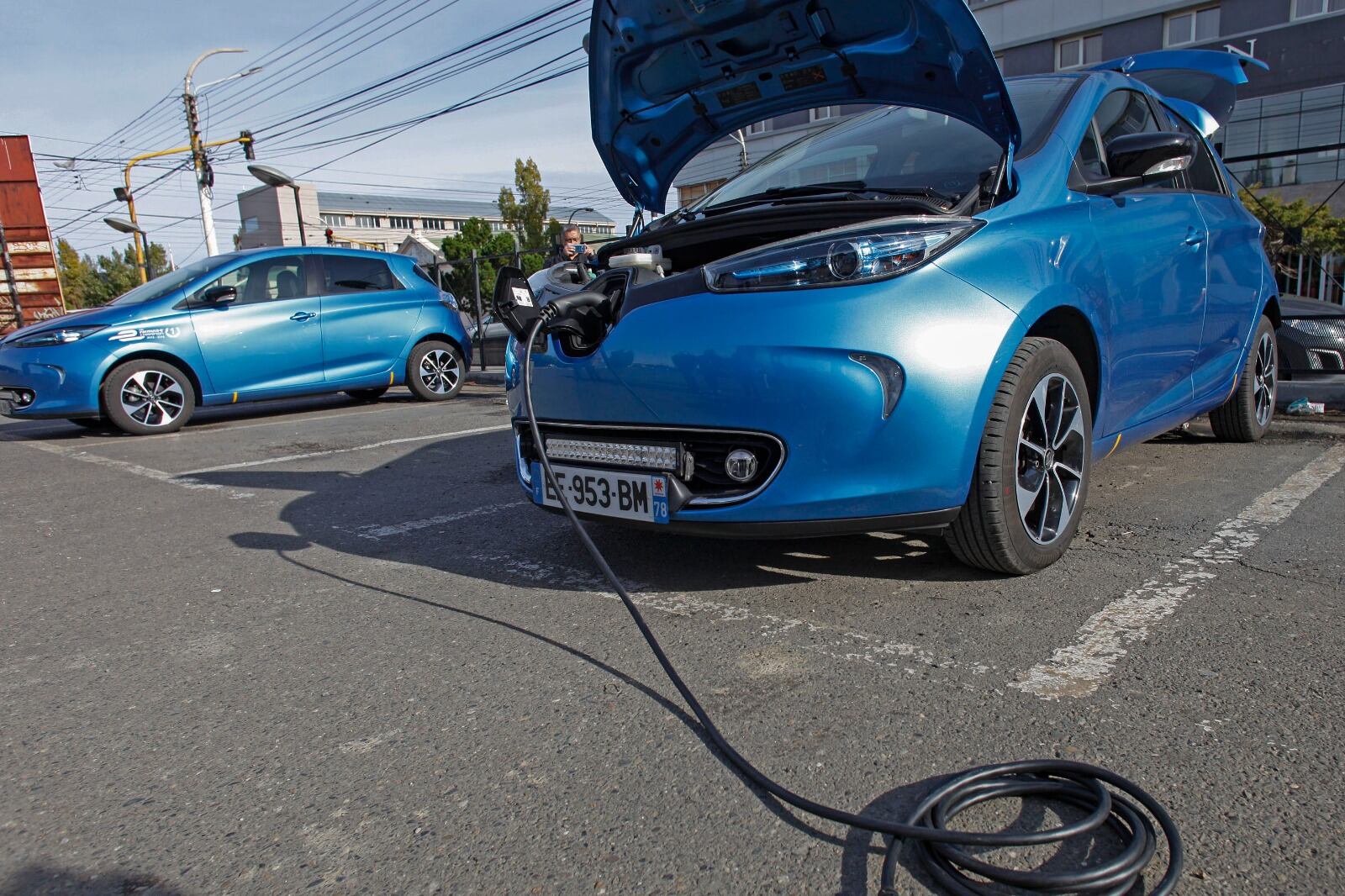 El gobierno prepara una ley para promover la producción de electropartes y vehículos eléctricos