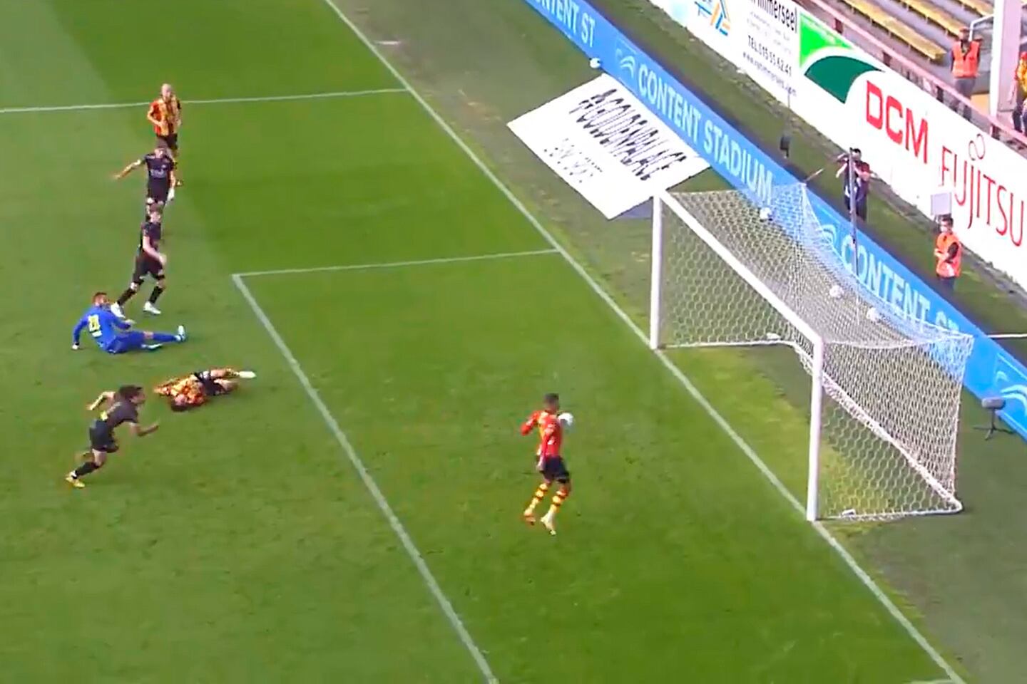 Solito, Vranckx se dispone a definir. No le salió como esperaba.